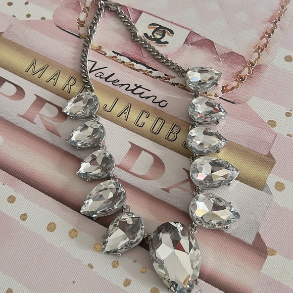 LARGE GORGEOUS CRYSTAL STATEMENT NECKLACE - Picture 3 of 7